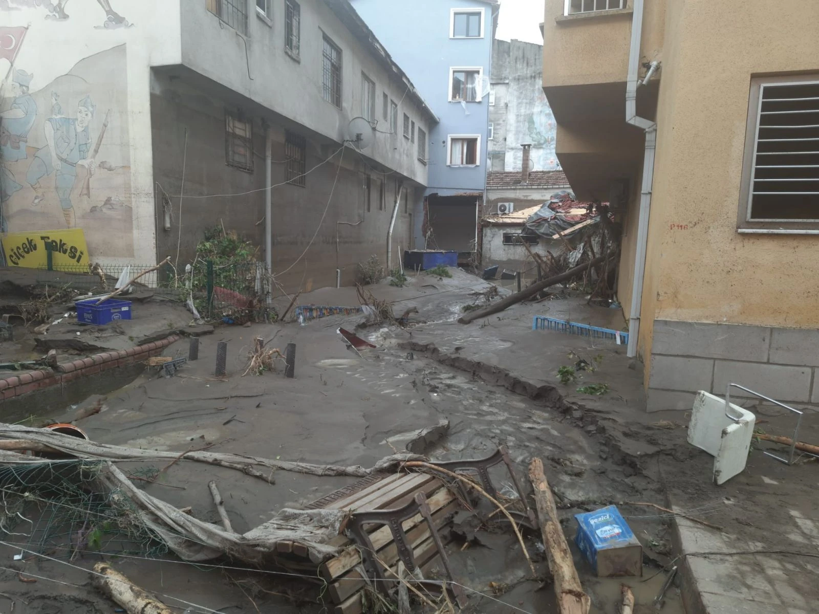 Kastamonu'da selde mahsur kalanları sağlık ekipleri sırtında taşıdı