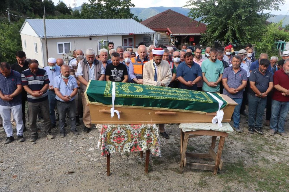 Bakan Karaismailoğlu, selde hayatını kaybeden yaşlı adamın tabutunu taşıdı