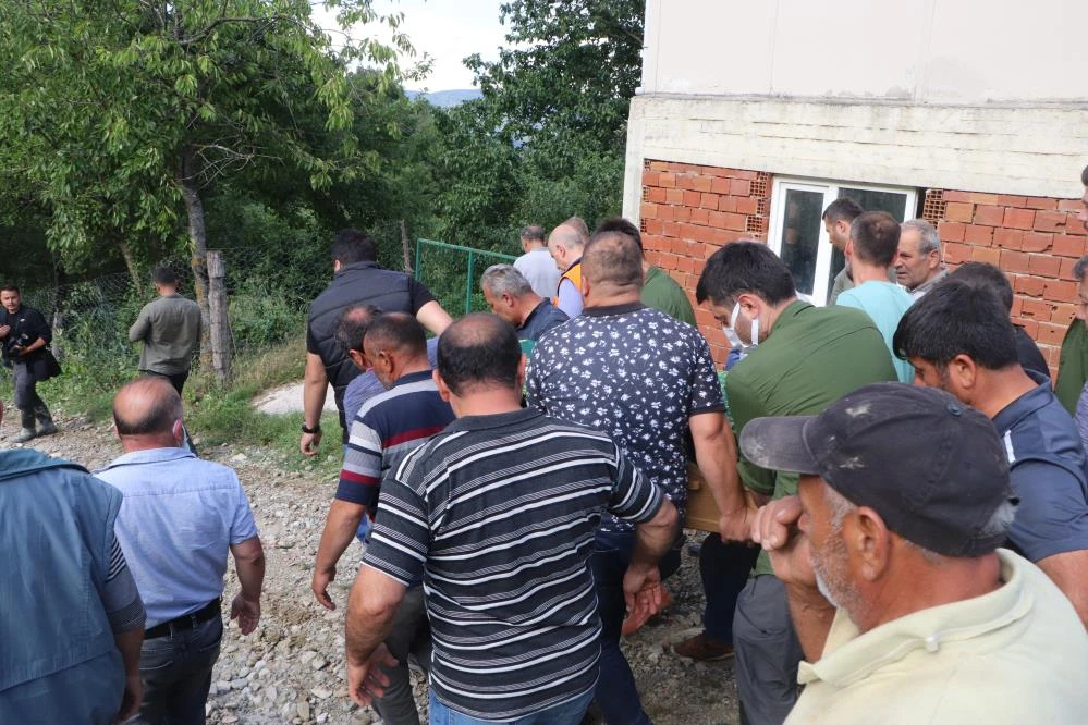 Bakan Karaismailoğlu, selde hayatını kaybeden yaşlı adamın tabutunu taşıdı