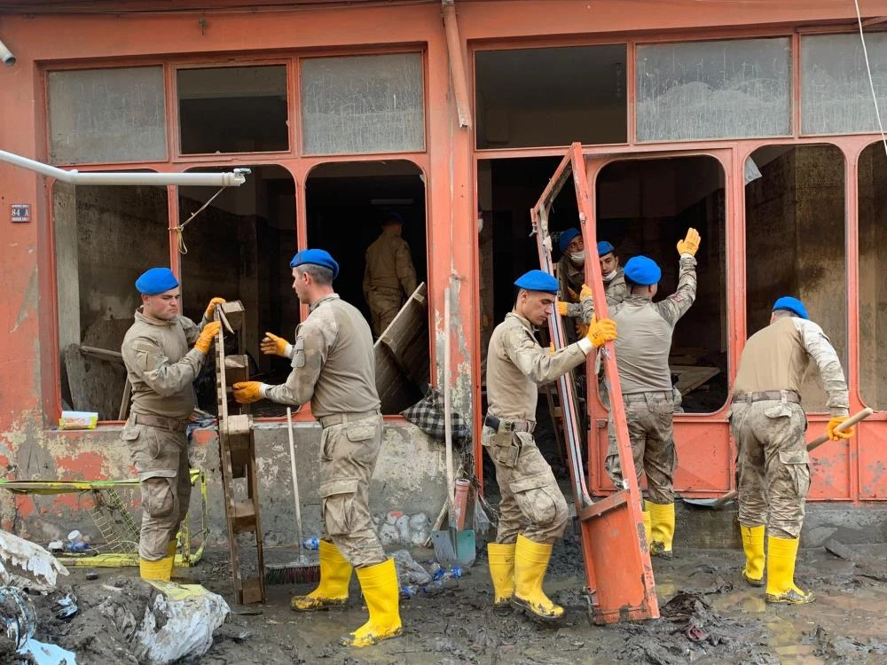 Komandolar sel temizliğinde