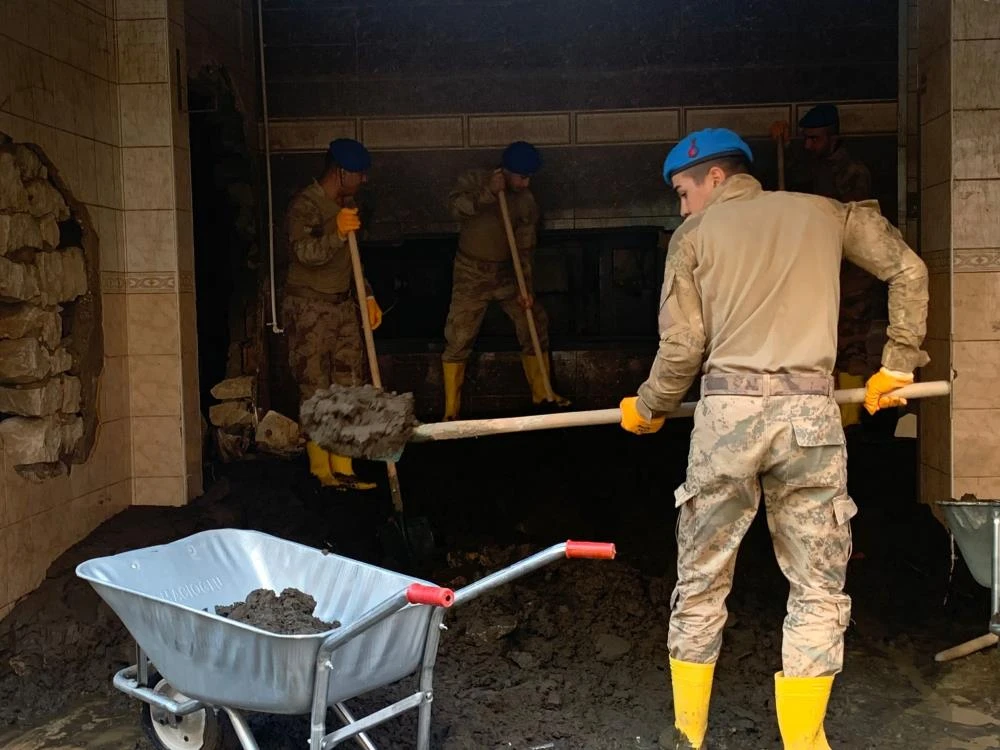 Komandolar sel temizliğinde