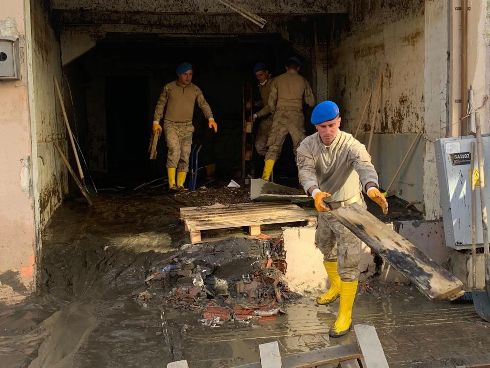 Komandolar sel temizliğinde