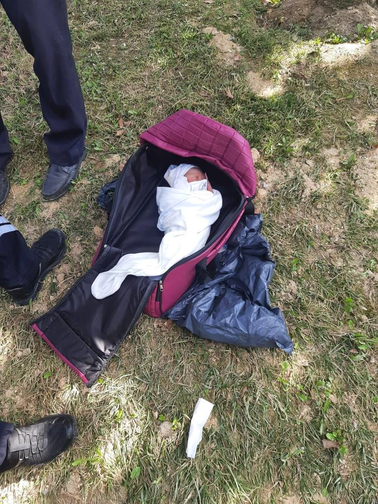 Sesi duyan vatandaş kurtardı: Yeni doğan bebeği çantaya koyup çalıların arasına attılar