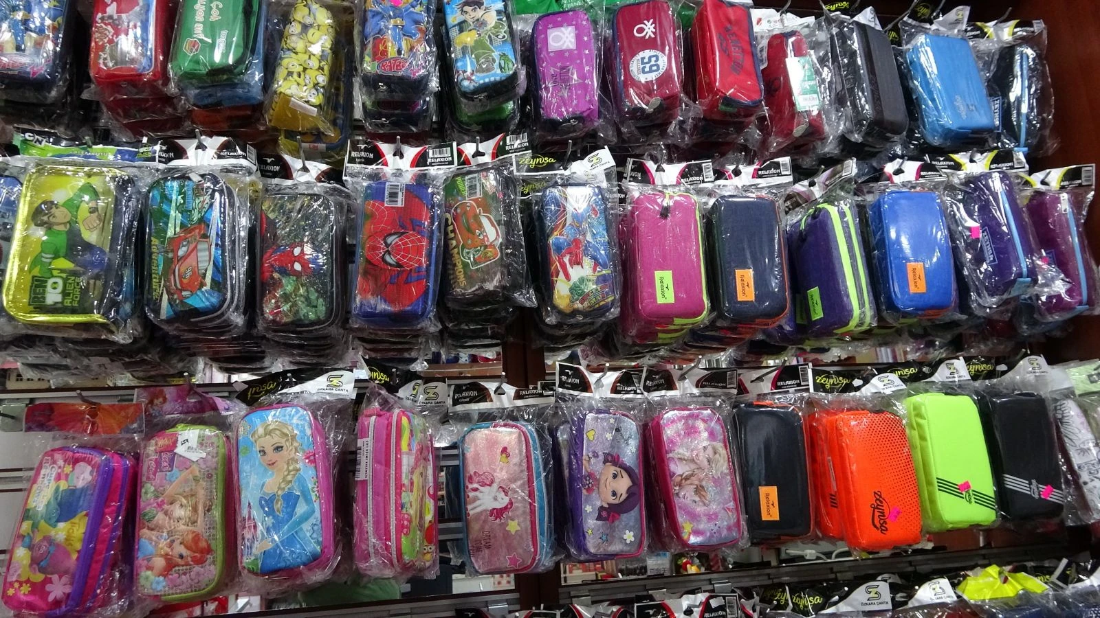 Okul çantasının içi artık 'daha pahalı'