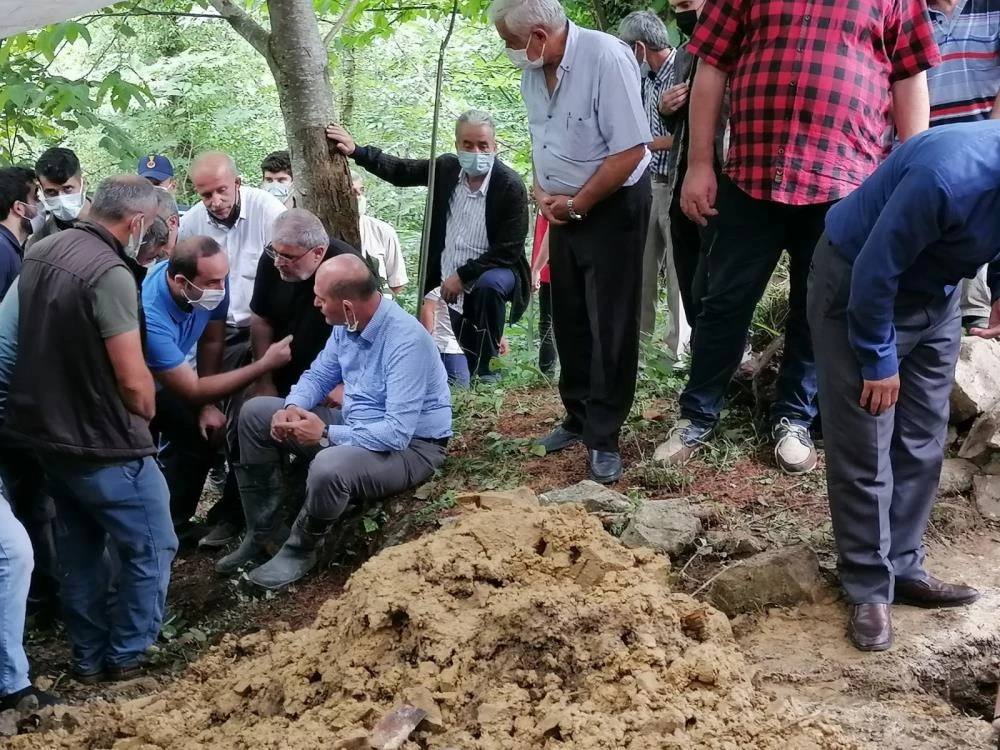 Sel sularına kapılan anaokulu öğretmeni toprağa verildi