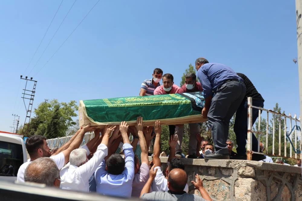 TikTok videosu çekmek için çıktığı çatıdan düşerek hayatını kaybeden genç defnedildi