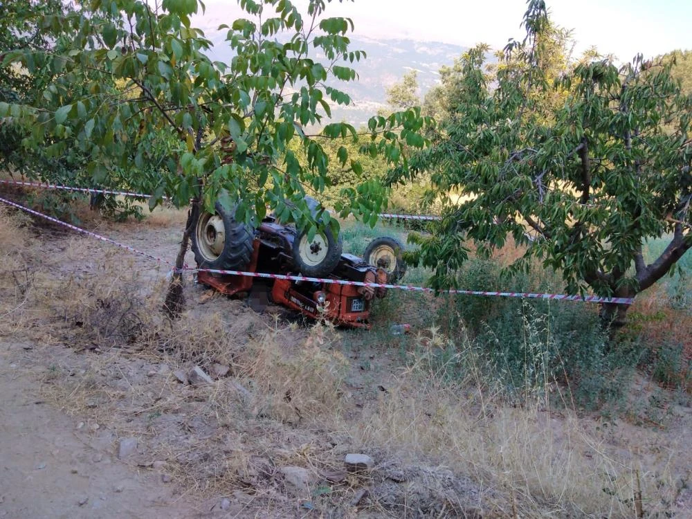 Şarampole yuvarlanan traktörün altında kalan çiftçi öldü