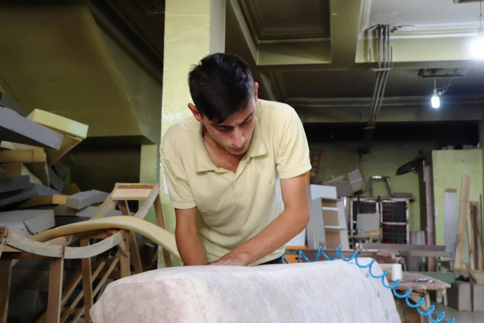 Tamir için getirilen koltuktan altın çıktı