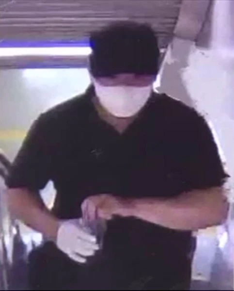 Metroda dehşet anları: Yolcuların üstüne asit döktü