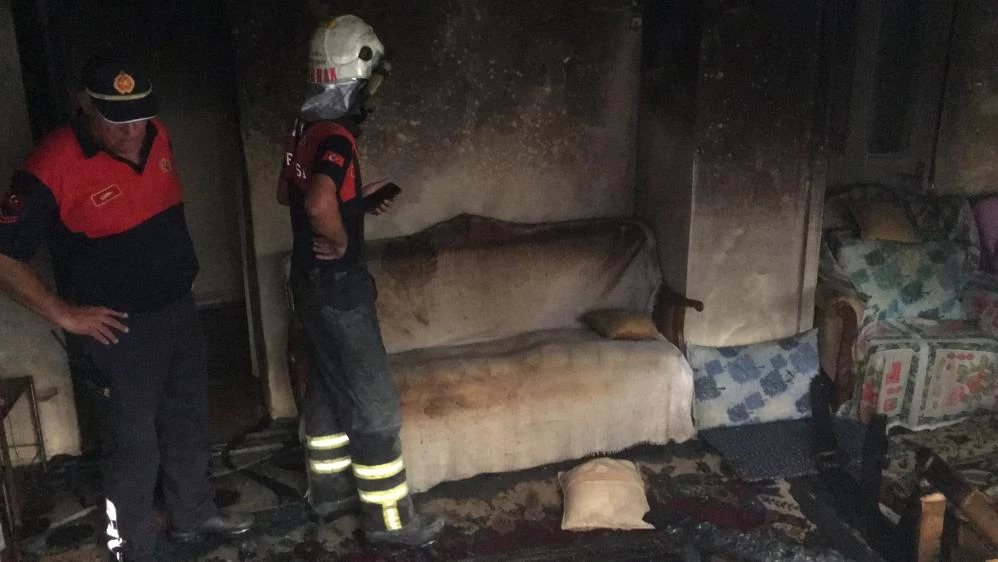 Torununun yaktığı evi gözyaşlarıyla izledi: Sürekli tehdit ediyordu