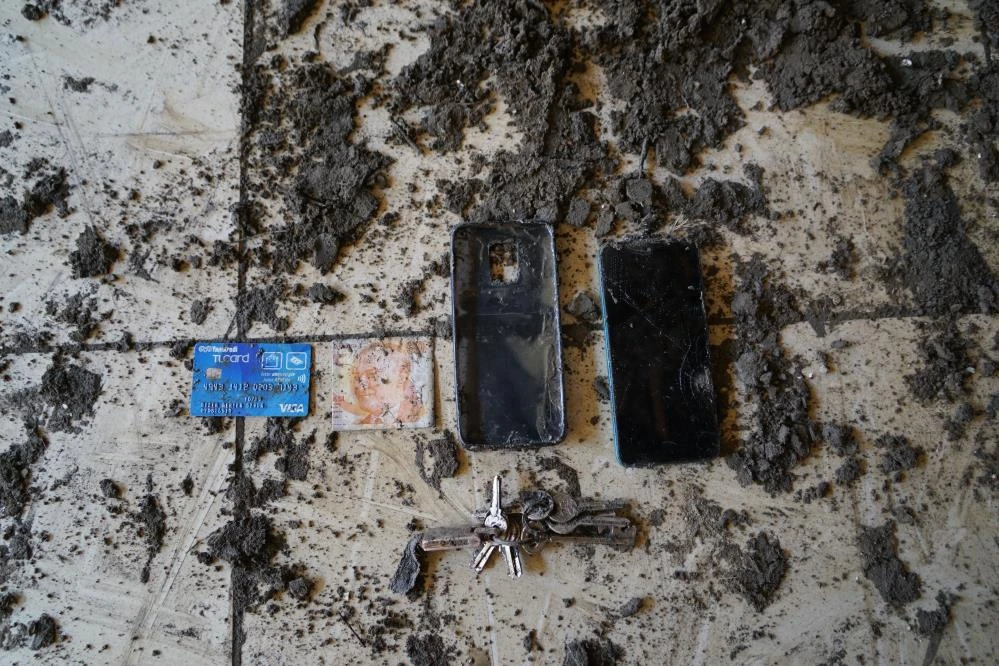 Selde hayatını kaybeden genç kızın eşyalarını gören komandolar duygulandı