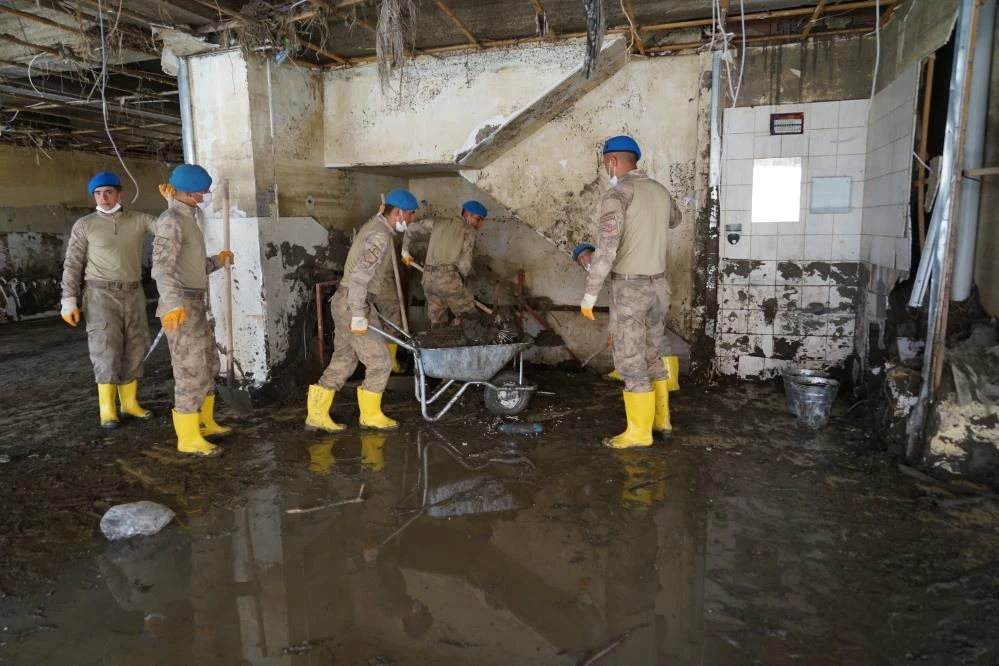 Selde hayatını kaybeden genç kızın eşyalarını gören komandolar duygulandı