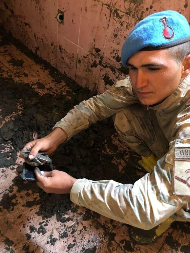 Selde hayatını kaybeden genç kızın eşyalarını gören komandolar duygulandı