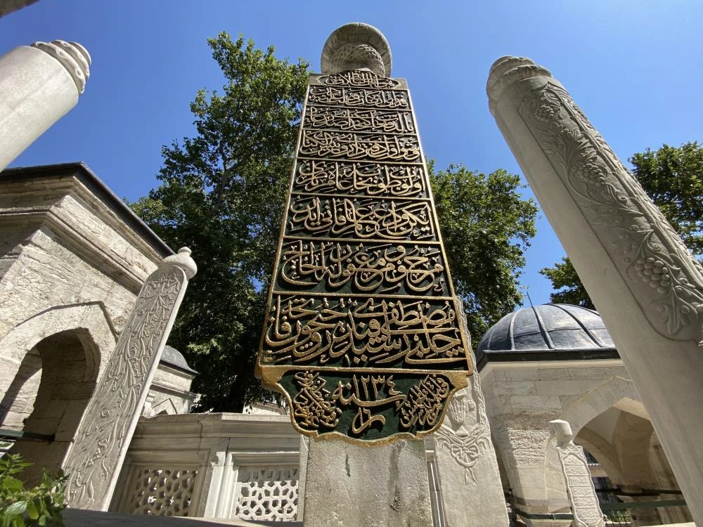 Eyüpsultan'da hayran bırakan mezar taşı: Dünyanın farklı yerlerinden görmeye geliyorlar