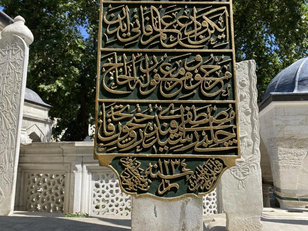 Eyüpsultan'da hayran bırakan mezar taşı: Dünyanın farklı yerlerinden görmeye geliyorlar