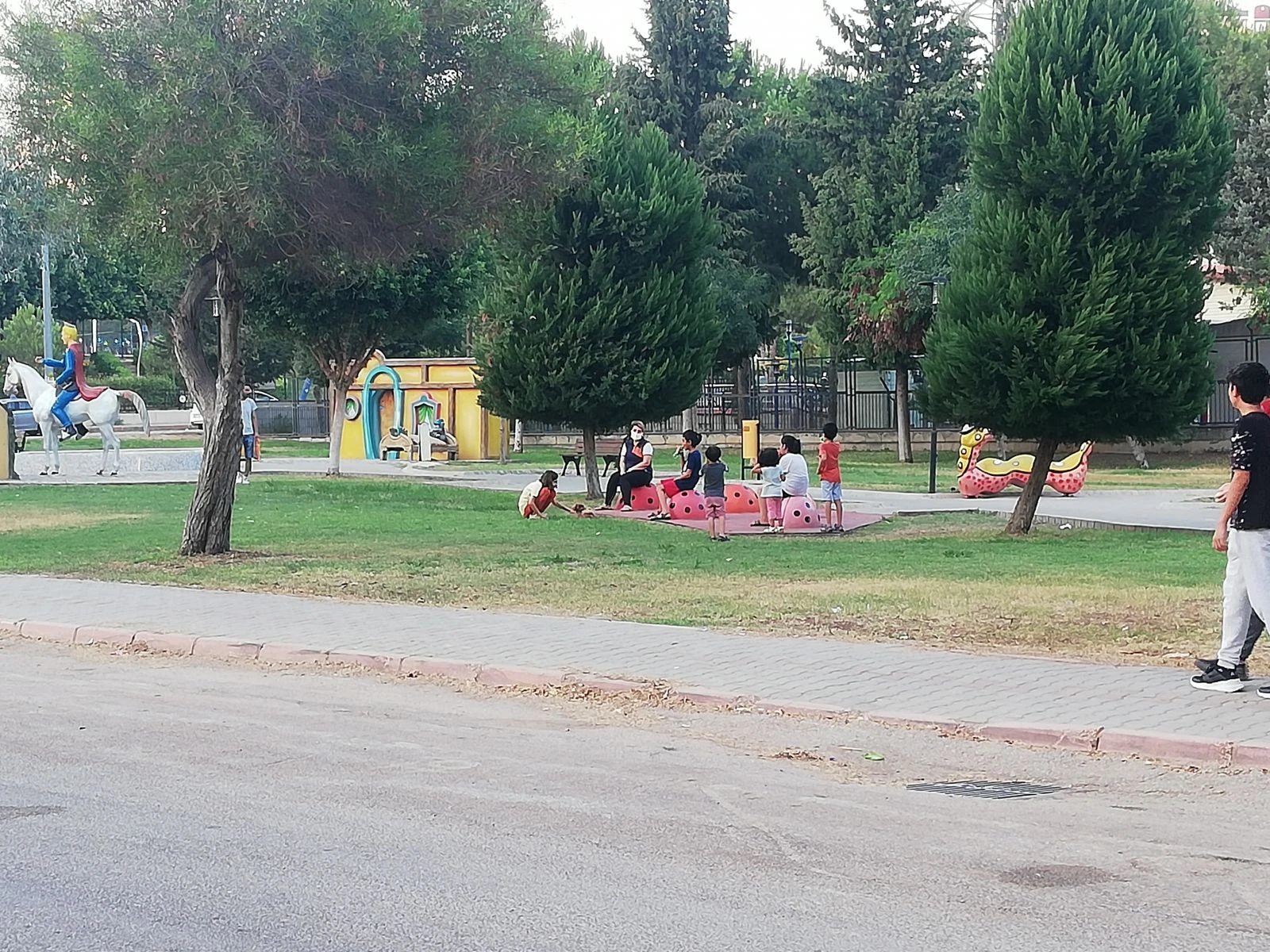 Yaşlı adam çocuk parkında öldürüldü