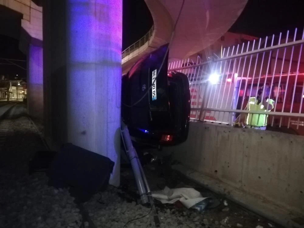Can pazarı: Otomobil tren yoluna uçtu