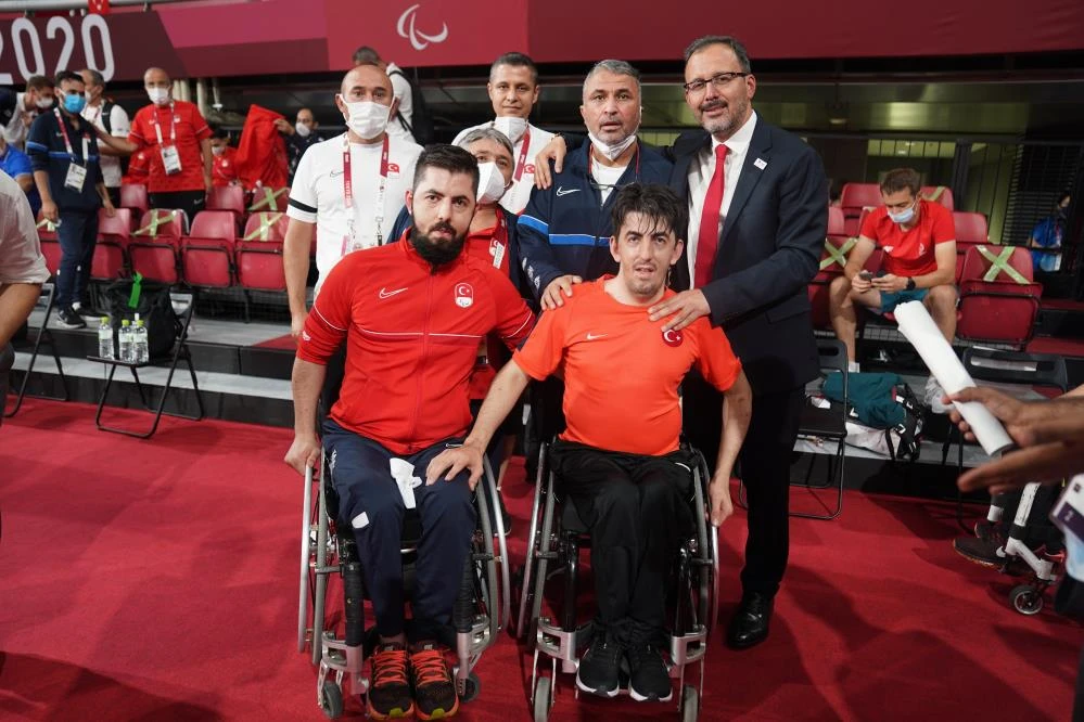 Abdullah Öztürk'ün gururlandıran sevinci: Bakan Kasapoğlu'na sarılarak kutladı