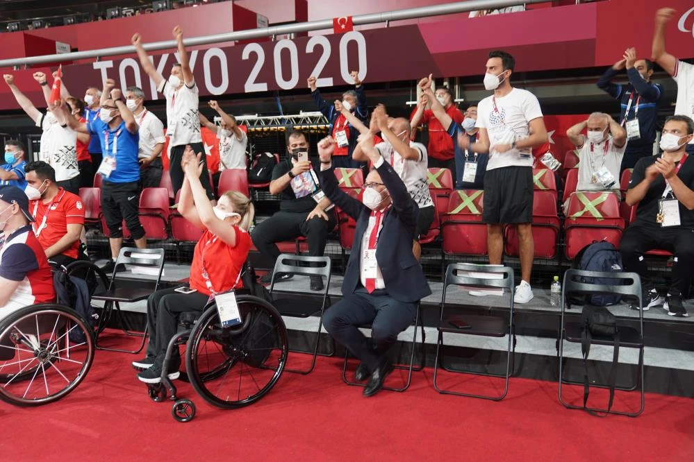 Abdullah Öztürk'ün gururlandıran sevinci: Bakan Kasapoğlu'na sarılarak kutladı