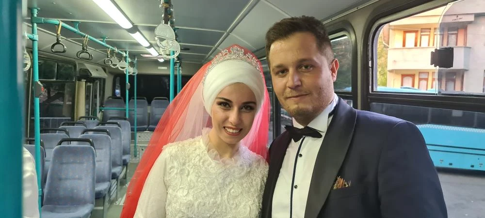 Tanıştıkları otobüsü gelin arabası yaptı