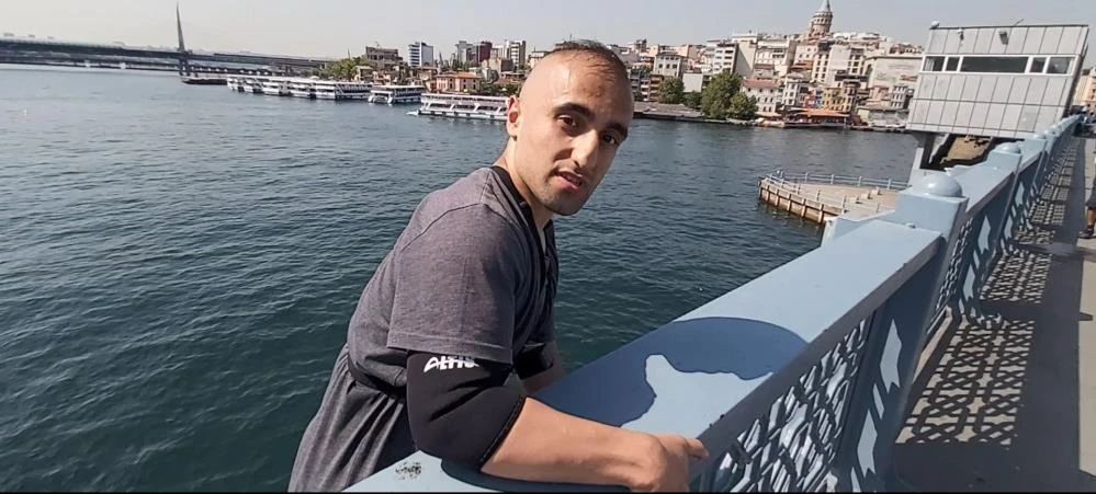 Tık uğruna rezalet: Bu kez Galata Köprüsü'nden gemiye atladı