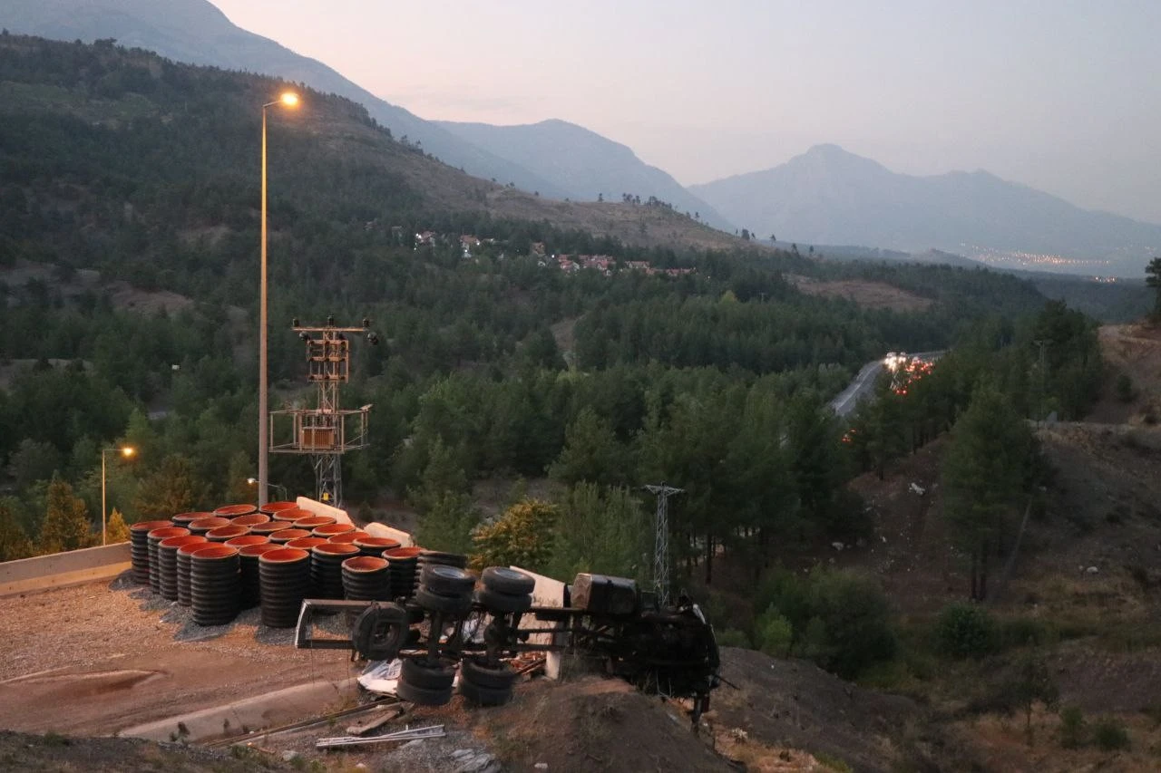 Adana kaçış rampasında feci kaza: Kamyon beton bariyere çarptı, 4 kişi hayatını kaybetti