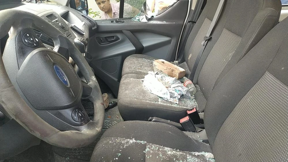 Çakarlı araç çalıp hastaneden kaçan akıl hastası linç edilmekten zor kurtuldu