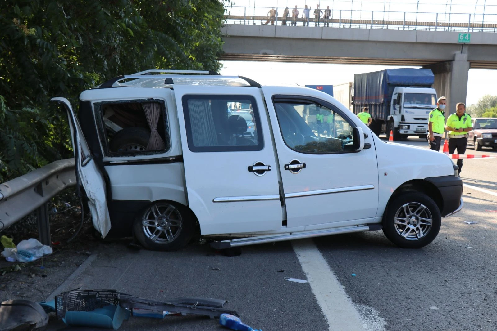 TEM’de iki araç çarpıştı! Bariyerlere çarparak durdu