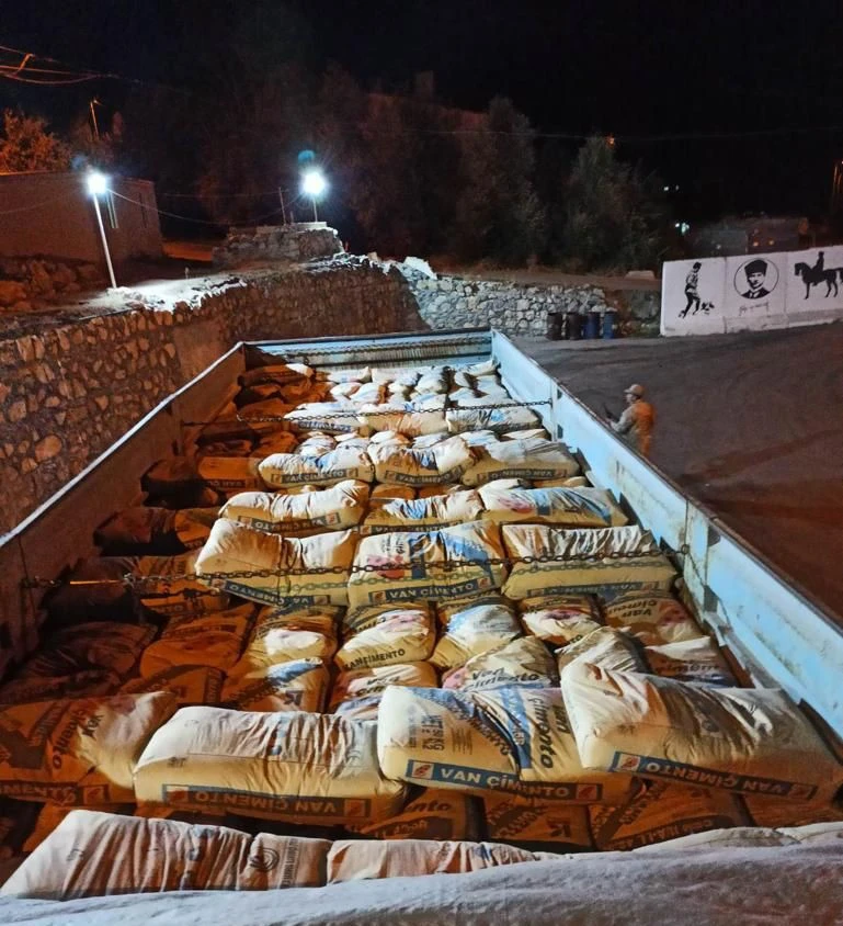 Çimento yüklü kamyonete saklanmış göçmenler yakalandı