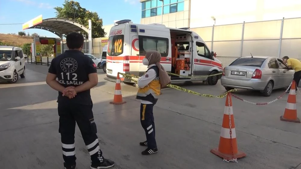 Benzinlikteki otomobilin içinde ölü bulundu: Kalbini tutmuş