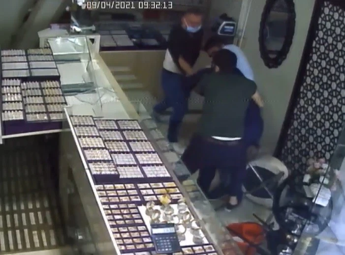 Kuyumcuyu soymaya gelen hırsız geldiğine pişman oldu