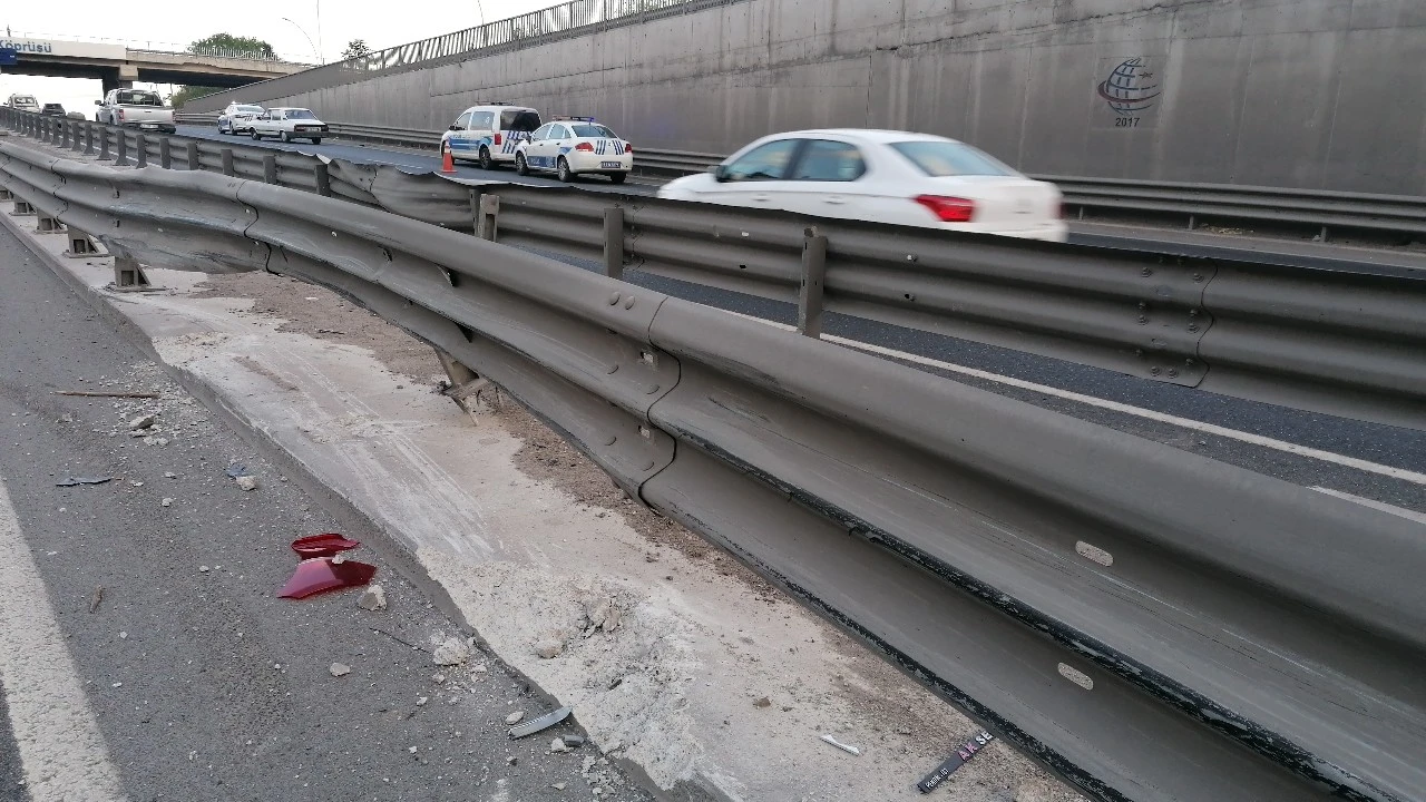 Bariyerlerden fırlayan demir kazaya neden oldu