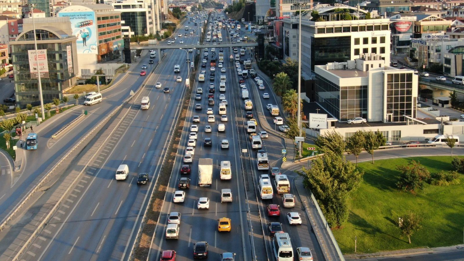 Servisler yola çıktı: İstanbul'da trafik durdu