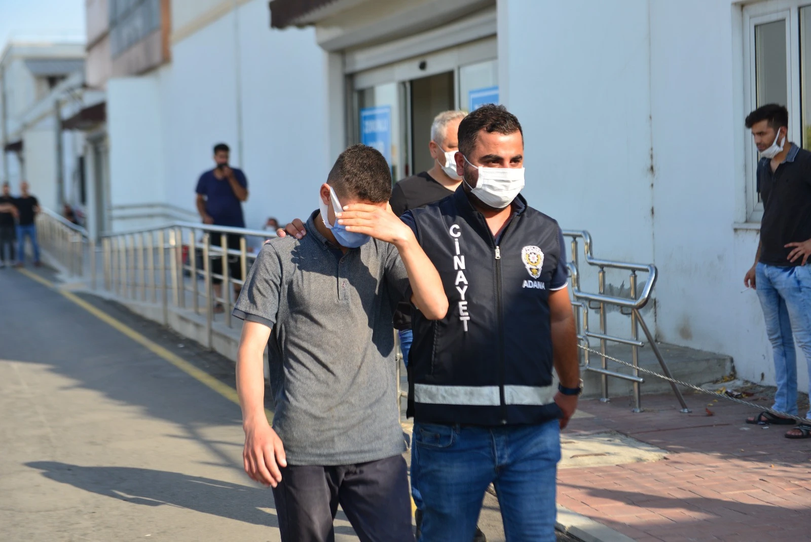 Ekmek kuyruğunda çocuklar arasında yan bakma cinayeti