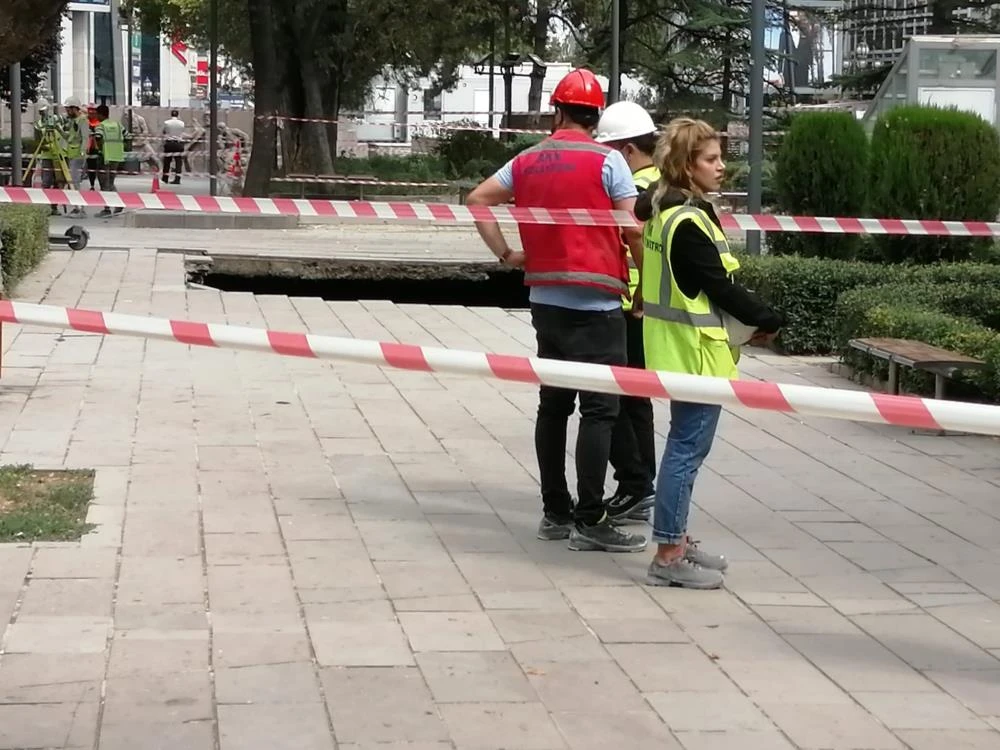 Ankara Güvenpark'ta 10 metrelik göçük: Sebebi metro çalışması