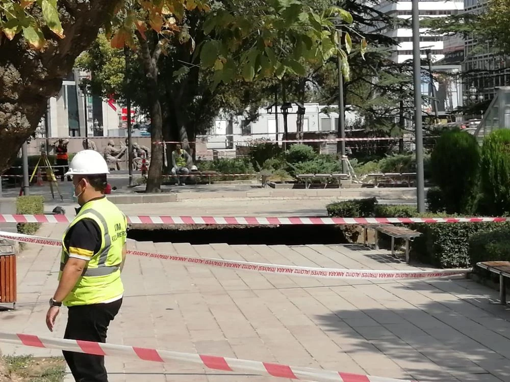 Ankara Güvenpark'ta 10 metrelik göçük: Sebebi metro çalışması