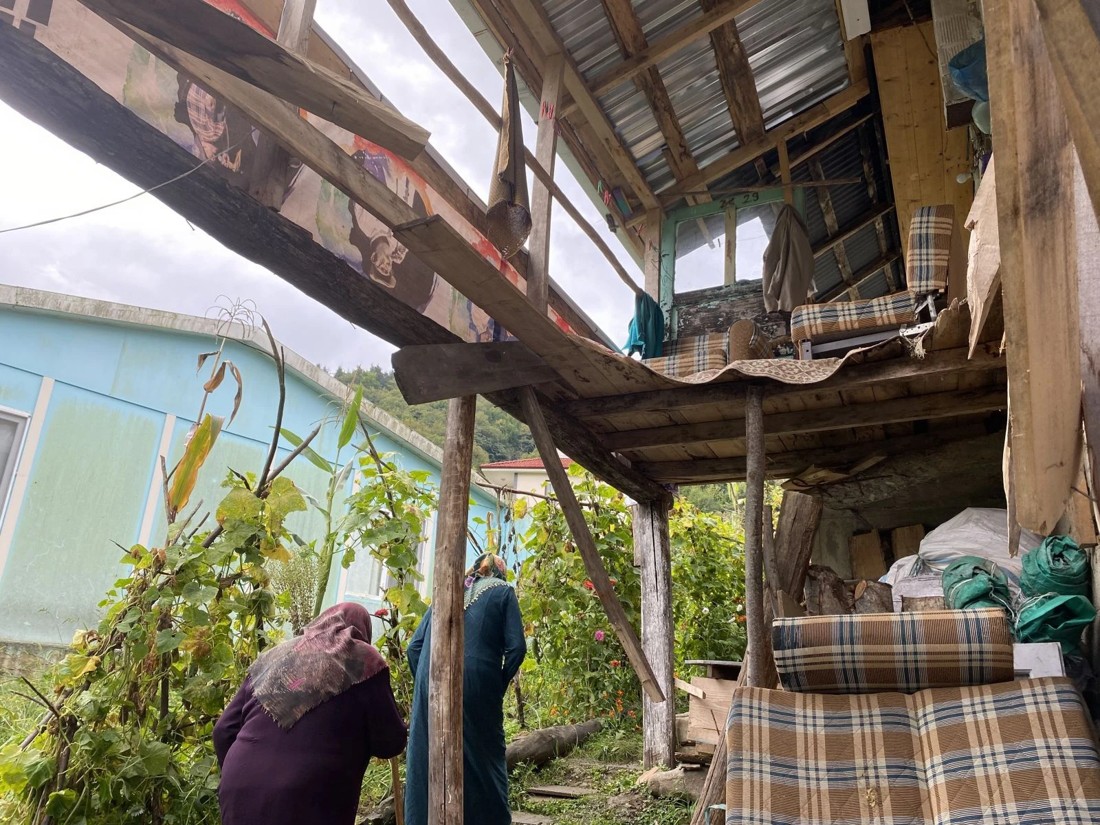 Cenaze evinde balkon çöktü!