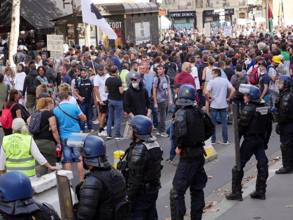 Fransa'da aşı karşıtları bir kez daha sokaklarda