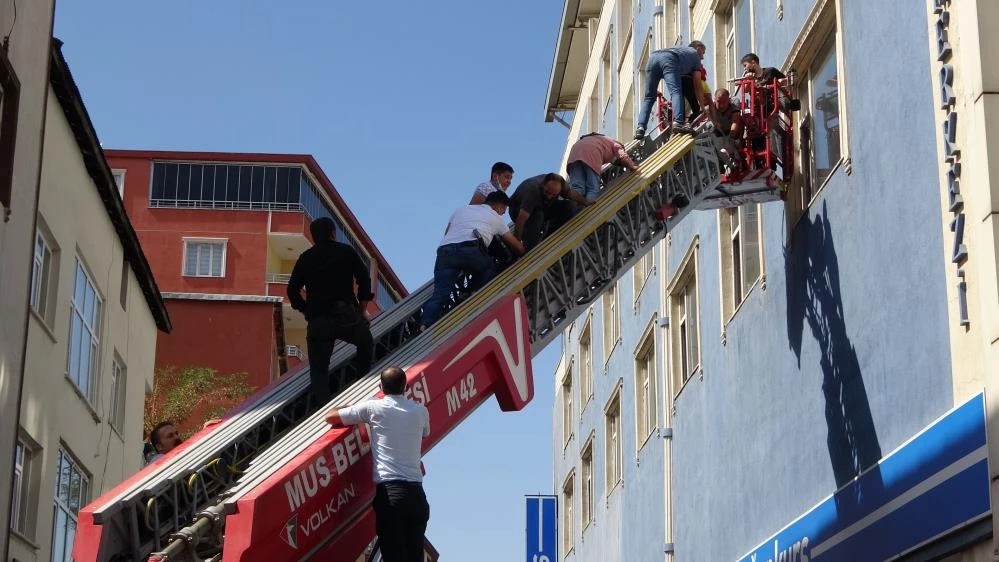 Muş'ta can pazarı: Kurs merkezinde çıkan yangında 80 öğrenci mahsur kaldı
