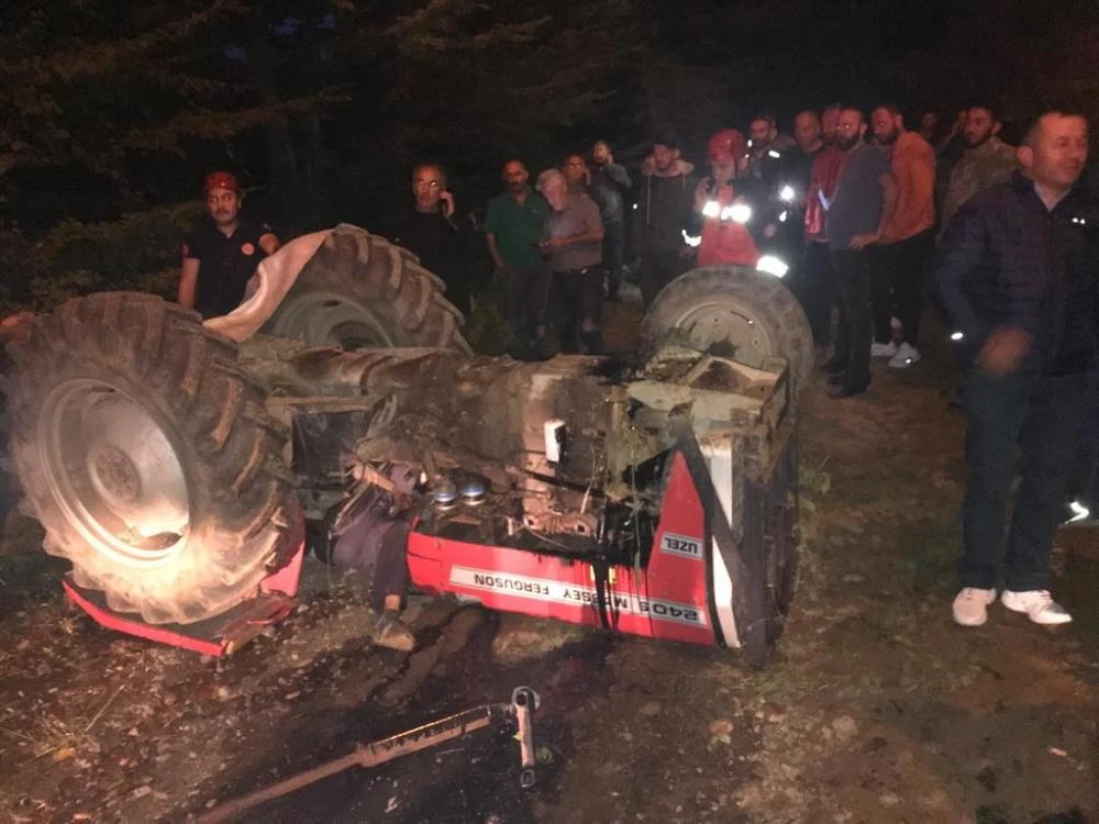 Devrilen traktörün altında hayatını kaybetti