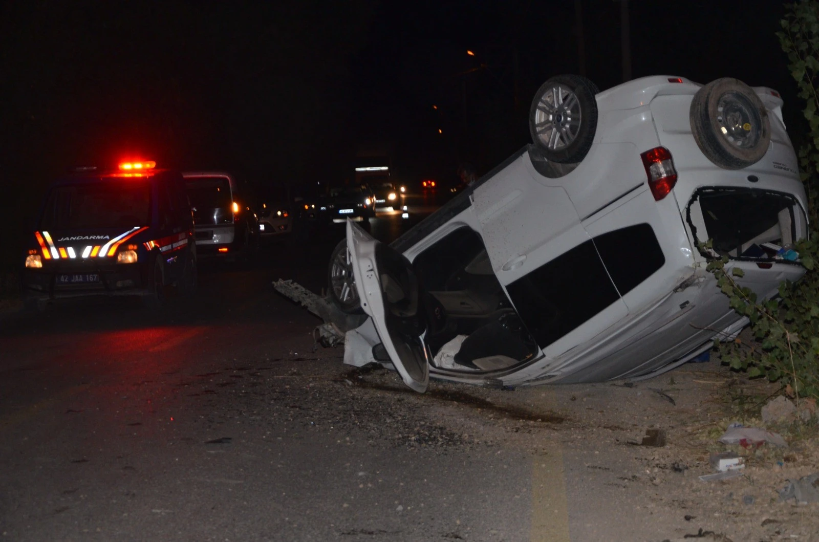 Kamyonet ile hafif ticari araç çarpıştı