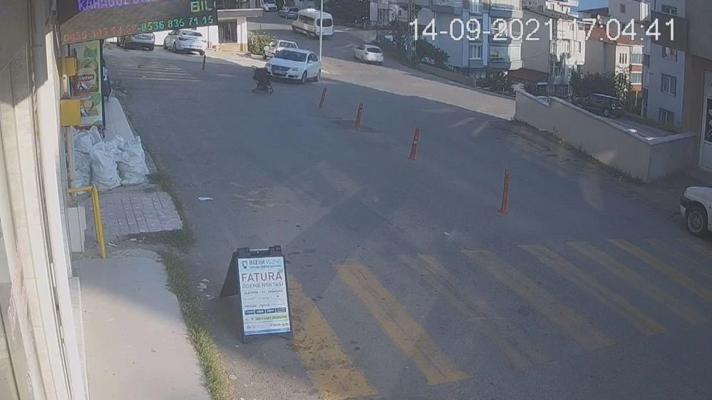 Bebek arabası yokuş aşağı kaydı: 10 aylık bebek 3 metreden betona düştü