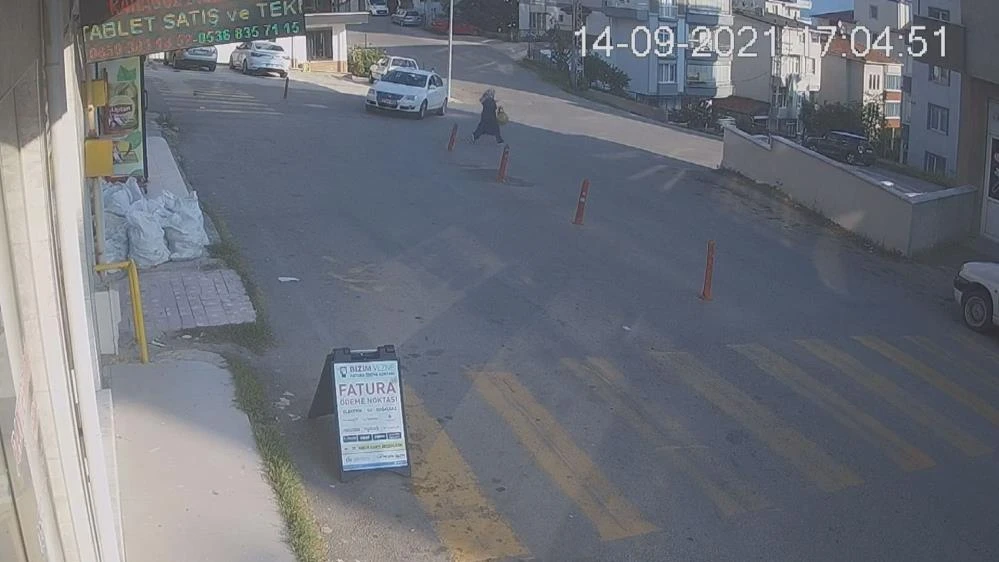 Bebek arabası yokuş aşağı kaydı: 10 aylık bebek 3 metreden betona düştü