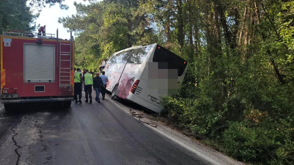 35 yolculu otobüs 50 metrelik uçurumun kenarında asılı kaldı