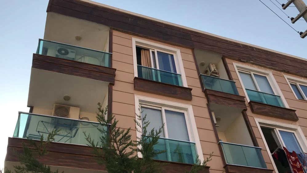 Çığlık atarak balkona çıktı! İkinci kattan düşerek ağır yaralandı
