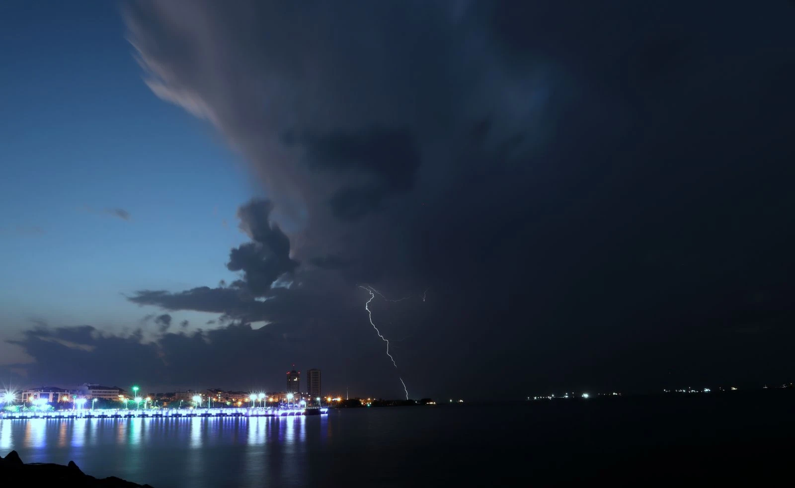 İskenderun’da şimşeklerin görsel şöleni