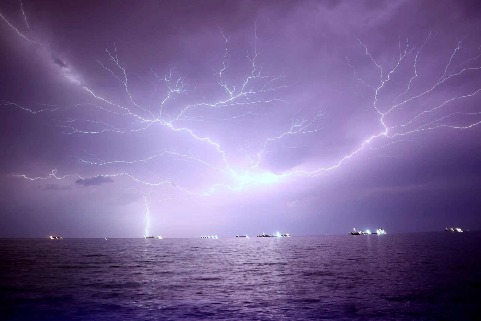 İskenderun’da şimşeklerin görsel şöleni