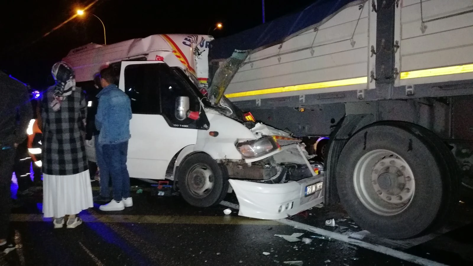 Mevsimlik işçileri taşıyan minibüs kaza yaptı! Çok sayıda yaralı var
