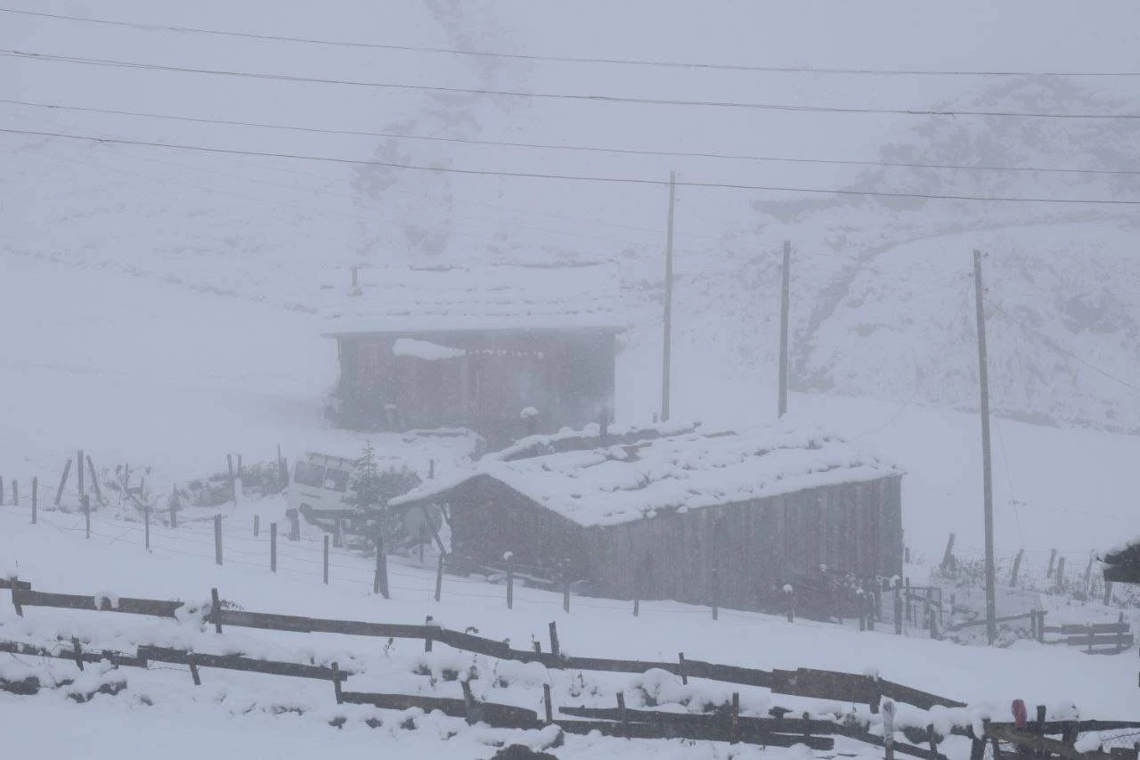 Kar kalınlığı 30 santimetreyi buldu: Her yer beyaza büründü