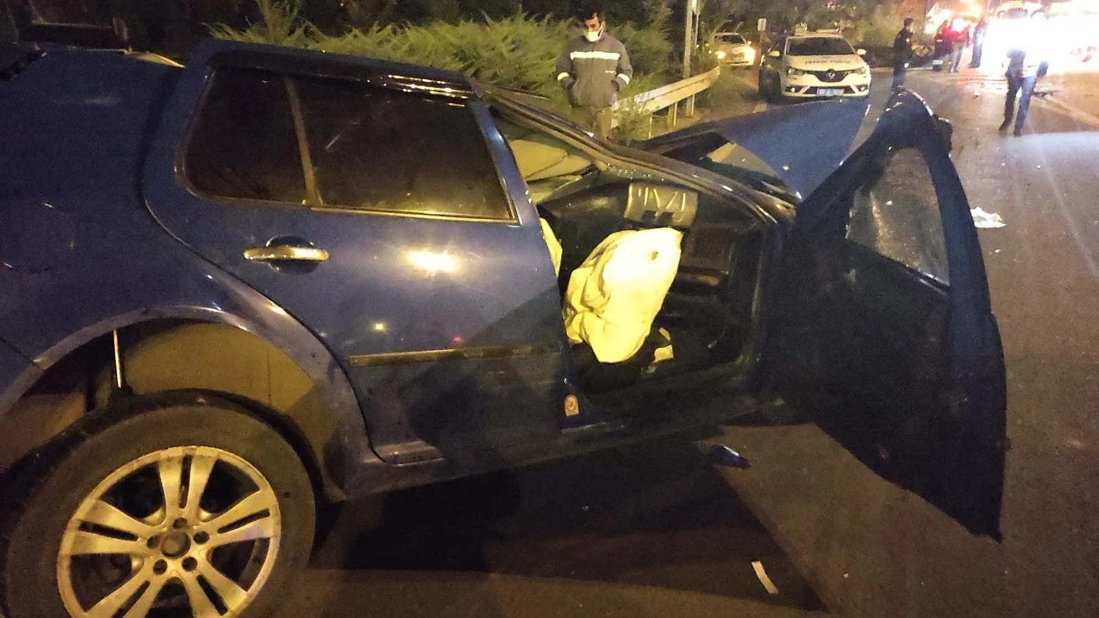 Aydınlatma direklerine bakım yapan işçilere araba çarptı